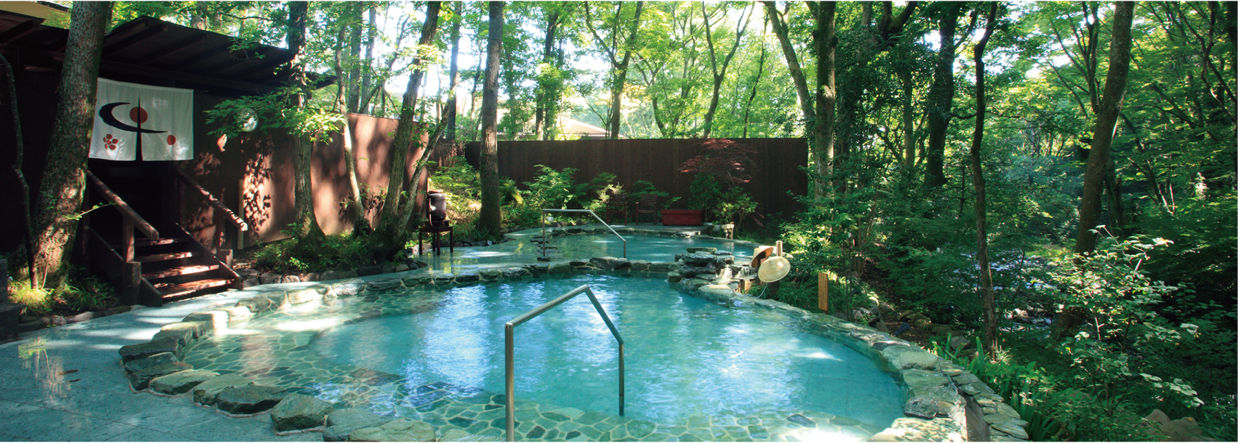 おんりーゆーの露天風呂、広葉樹林に囲まれていて開放感あふれる露天風呂